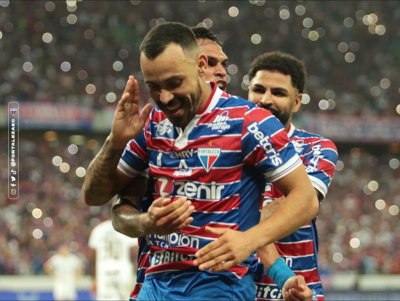 Imagem do elenco do Fortaleza comemorando um gol