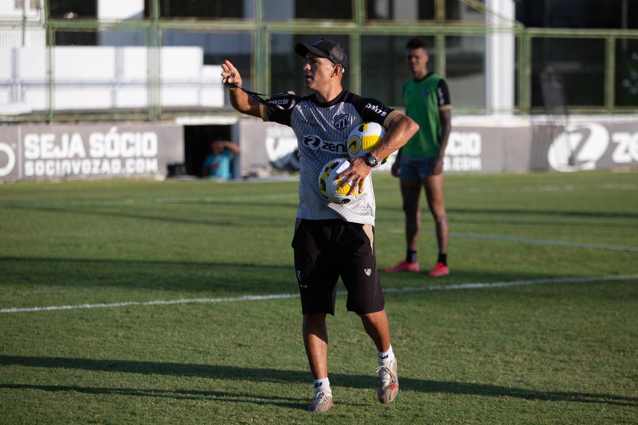 Juca Antonello comanda treino em Porangabuçu