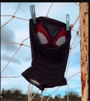 Uma máscara do Homem-Aranha aparece presa nas redes. “The Spider Man is Coming…”