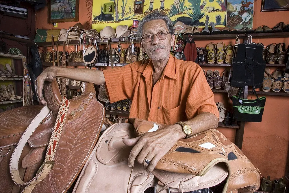 Artesão do couro, o Mestre Espedito Seleiro