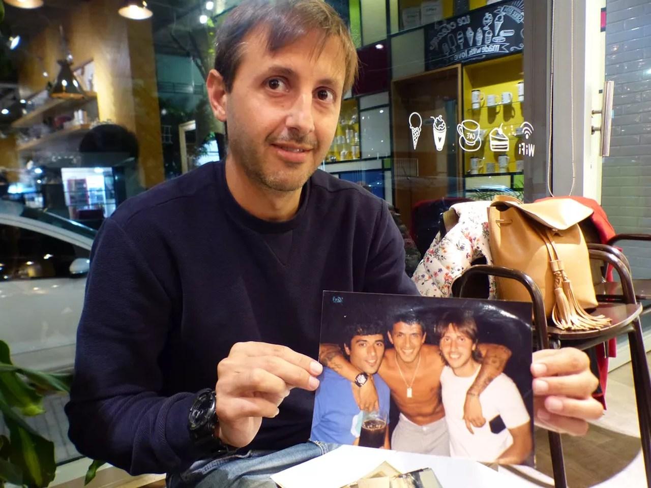 Walter Scarinci segura foto antiga de Lucho González em restaurante