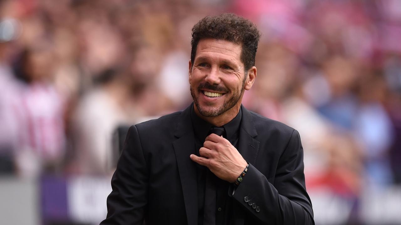 Diego Simeone sorri em campo