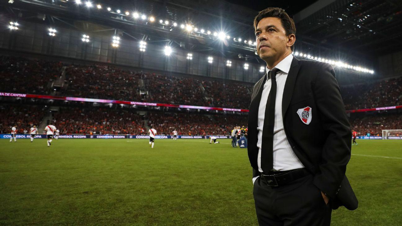 Marcelo Gallardo com semblante sério