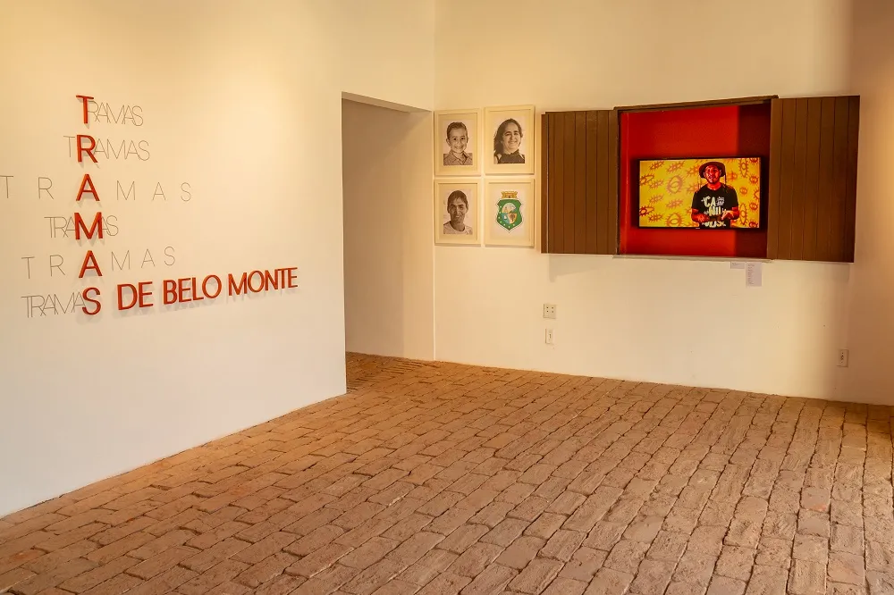 A mostra “Tramas de Belo Monte” tem curadoria de Danilo Patrício e Osvaldo Costa, primando por artistas como Luci Sacoleira, Renata Santiago, Simone Barreto e Tibico Brasil