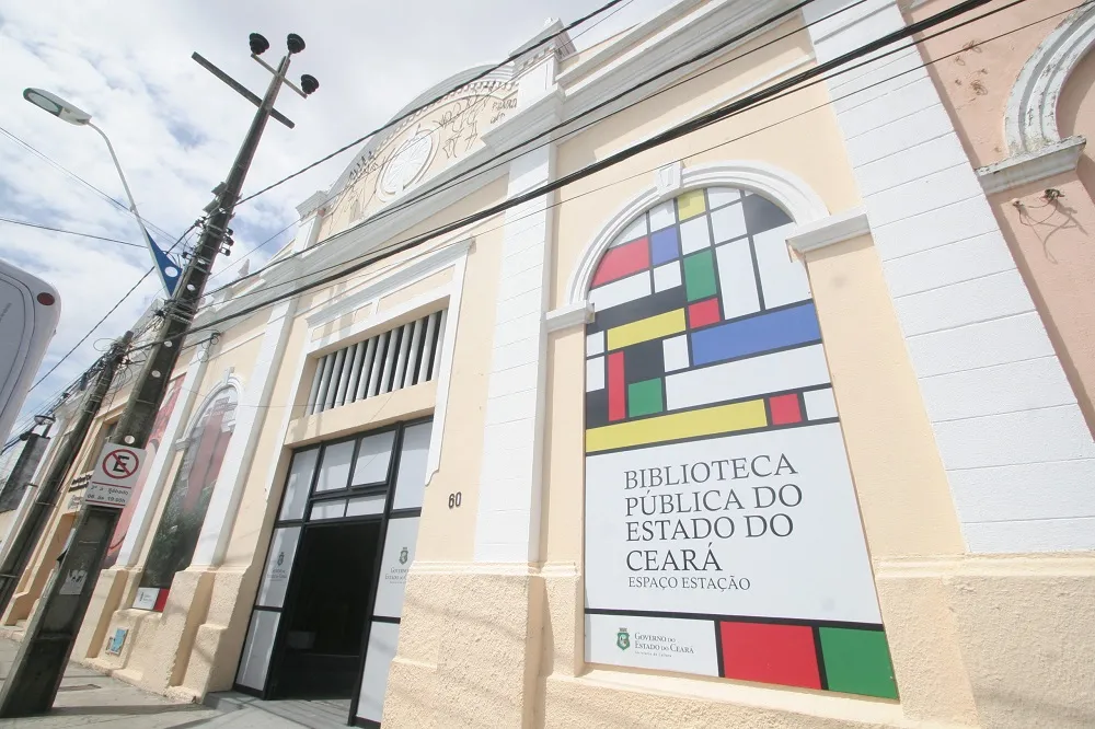 O surgimento da biblioteca remonta ao século XIX, sendo a primeira sede dela na Praça José de Alencar