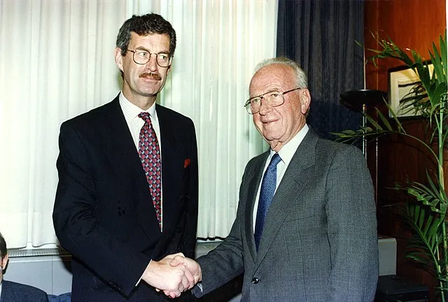 O político trabalhista irlandês Dick Spring apertando a mão do primeiro-ministro de Israel Yitzhak Rabin (direita) durante uma visita da Primavera a Israel em 1995