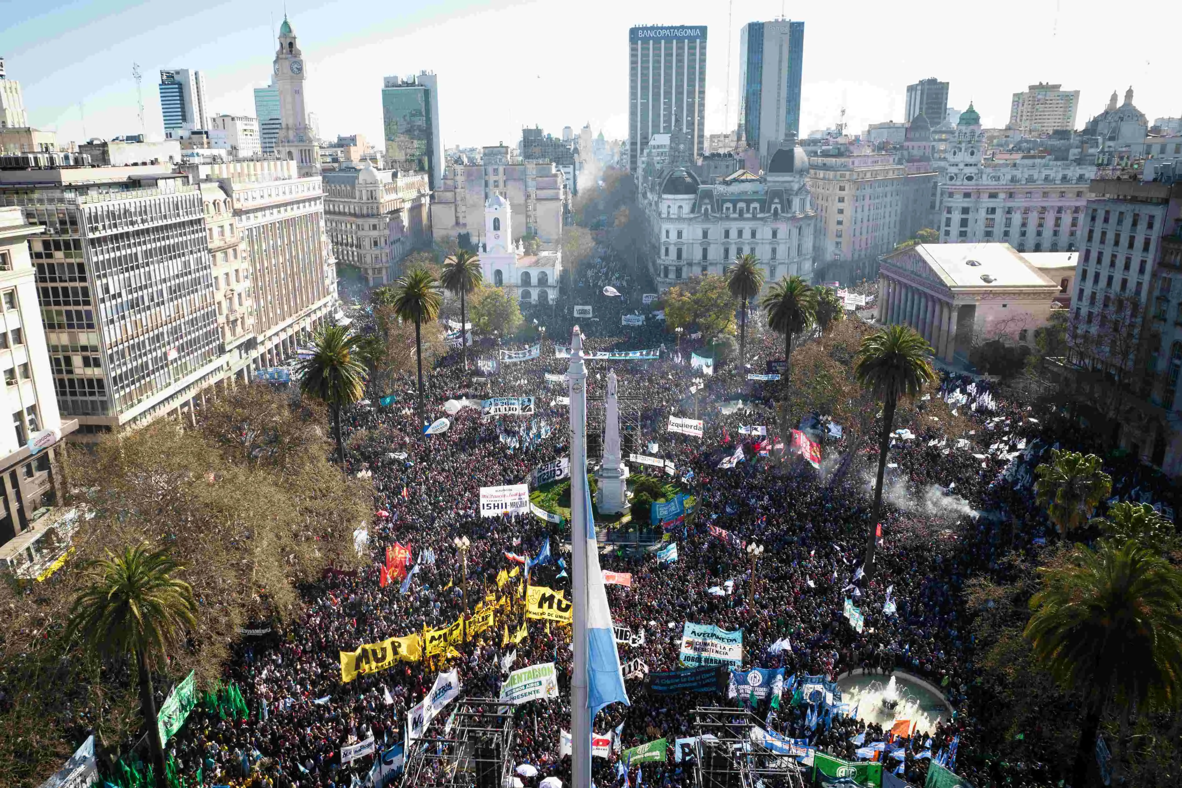 Vista aérea de apoiadores de Cristina Kirchner, reunidos na Plaza de Mayo, em Buenos Aires