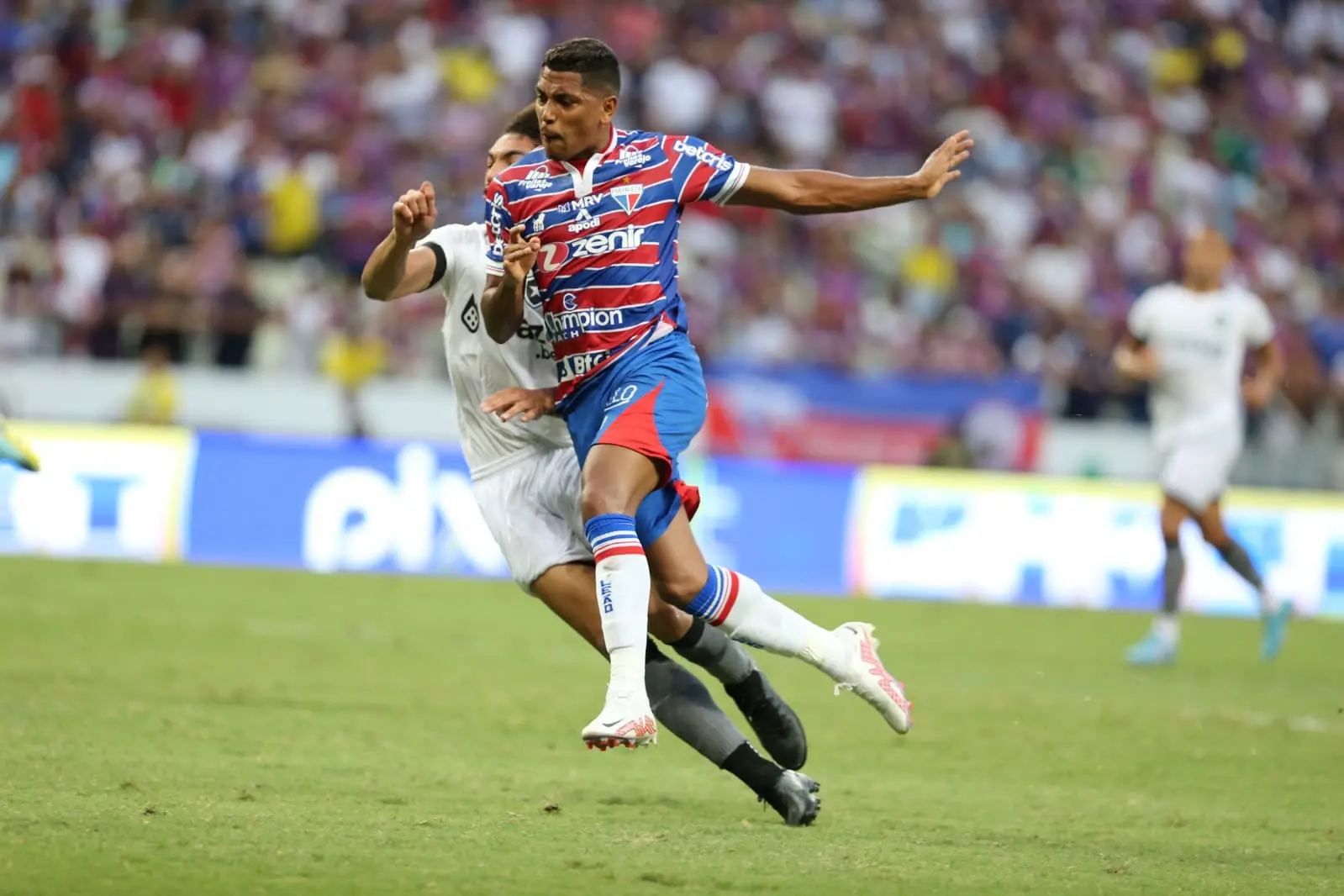 Atletas de Fortaleza e Botafogo disputam bola