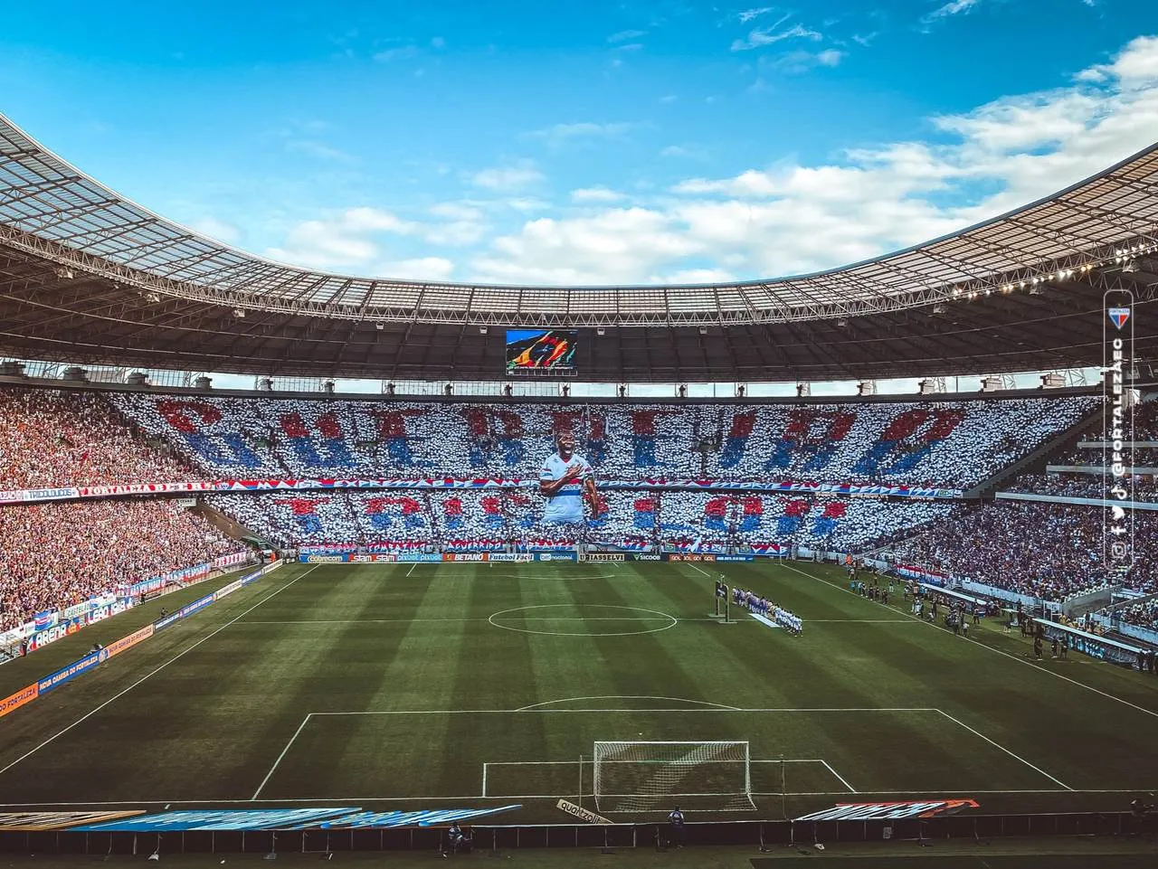 A torcida do Fortaleza montou um mosaico na Arena Castelão