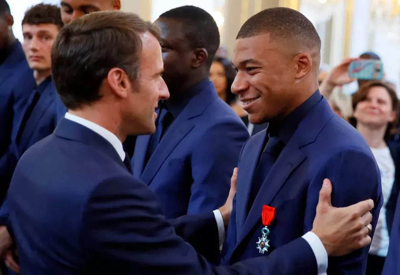 O presidente francês Emannuel Macron conversou com o atacante Mbappe sobre a permanência no PSG