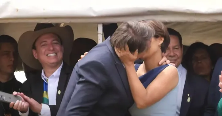 Durante discurso no 7 de Setembro, Bolsonaro beija Michele após fazer comparação entre 'primeiras-damas'