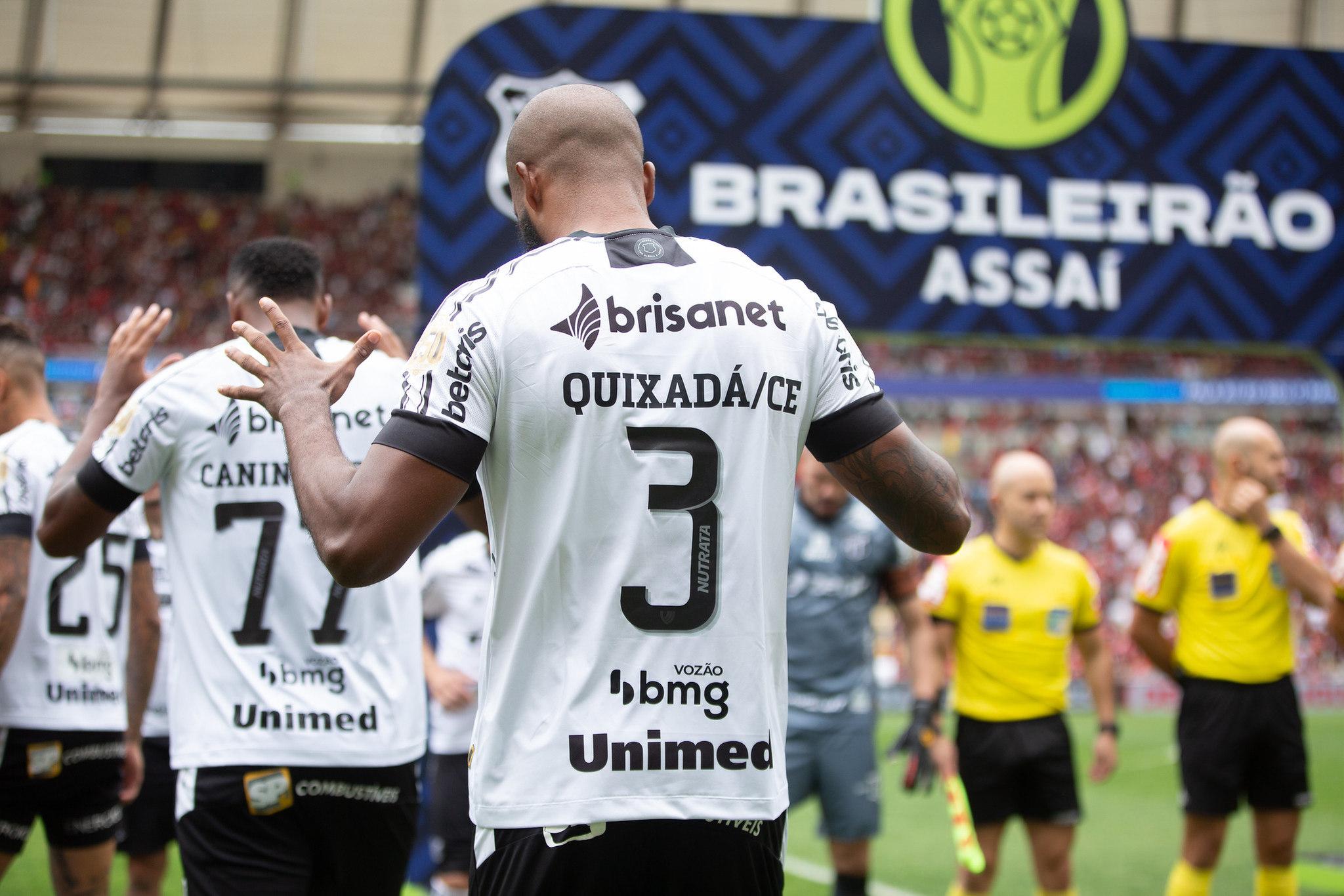 Messias, zagueiro do Ceará, com camisa de Consulado Alvinegro de Quixadá