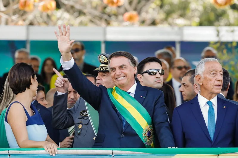 Presidente Bolsonaro participou de desfile cívico-militar em Brasília antes de se juntar a atos favoráveis ao Governo