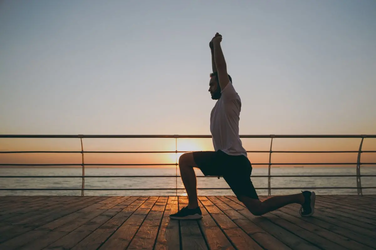 Homem fazendo agachamento com avanço
