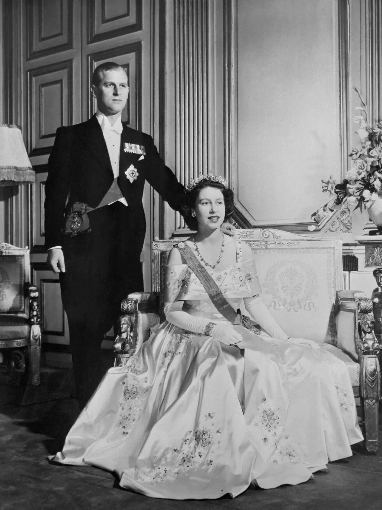 Imagem de 1948 mostra a rainha ao lado do príncipe Philip, o duque de Edimburgo