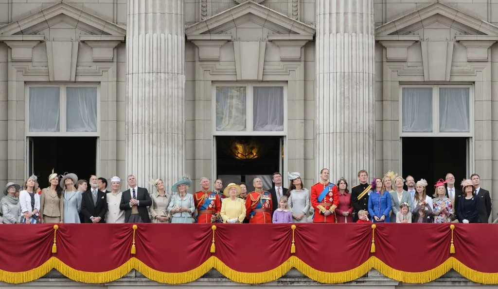 Família real na varanda do Palácio de Buckingham em imagem de 2012
