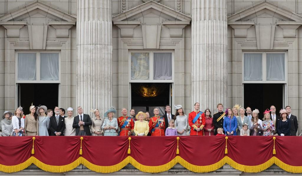 família real na varanda do Palácio de Buckingham