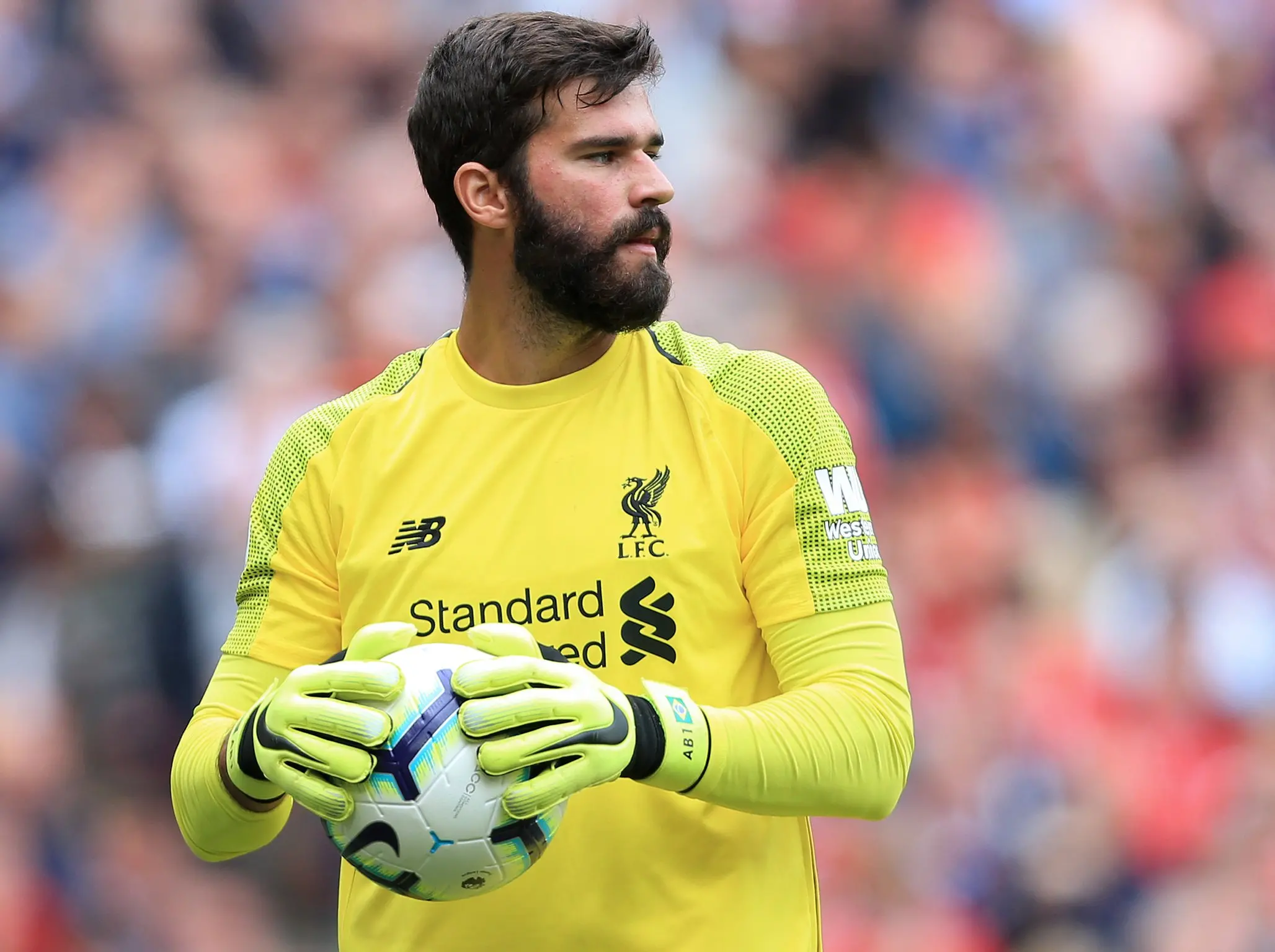 Alisson em ação pelo Liverpool