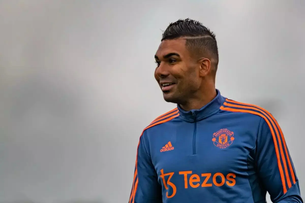 Casemiro sorri em treino do Manchester United