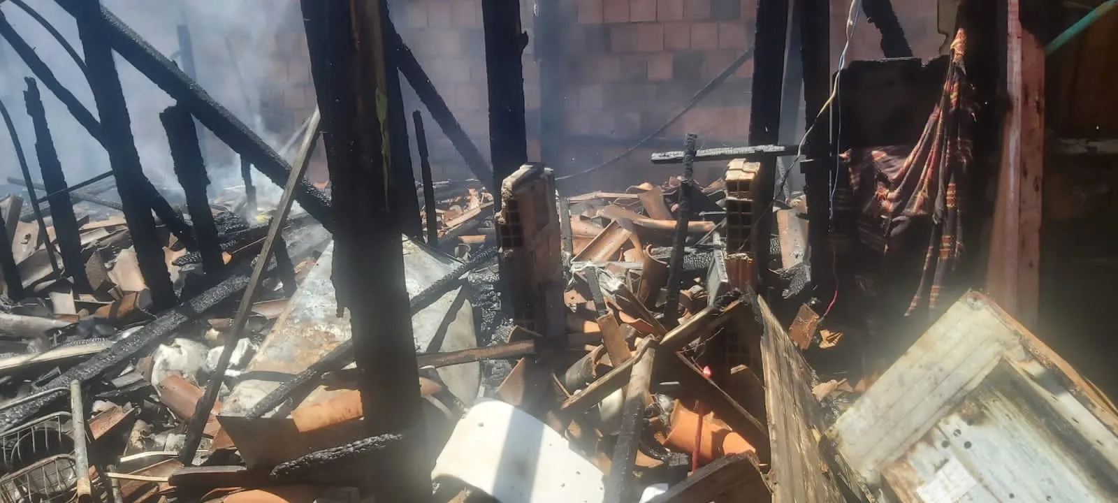 Coberta dos imóveis veio abaixo com o avanço das chamas
