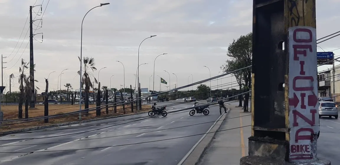 Fiação ficou próxima à pista após queda do poste, danificado pela colisão do veículo