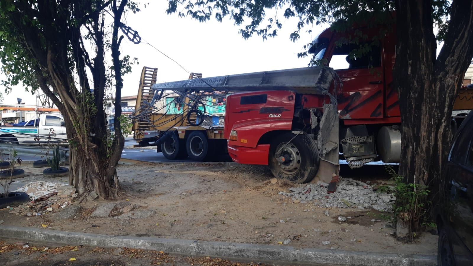 Imagem mostra poste caído em cima de caminhão após veículo colidir contra o equipamento na av. raul barbosa em 13 de setembro de 2022