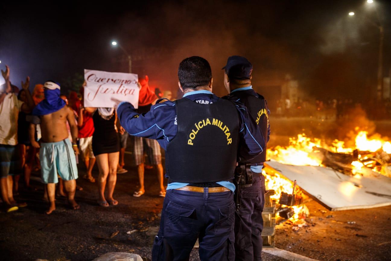 Moradores das Cajazeiras protestaram por justiça, após as mortes de 14 pessoas, em uma casa de show