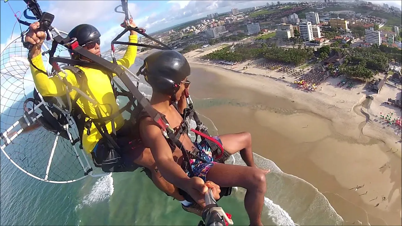 No paramotor, por sua vez, a velocidade de vento necessária para levantar é gerada pelo motor