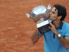 Roger Federer mostra troféu de título do tênis