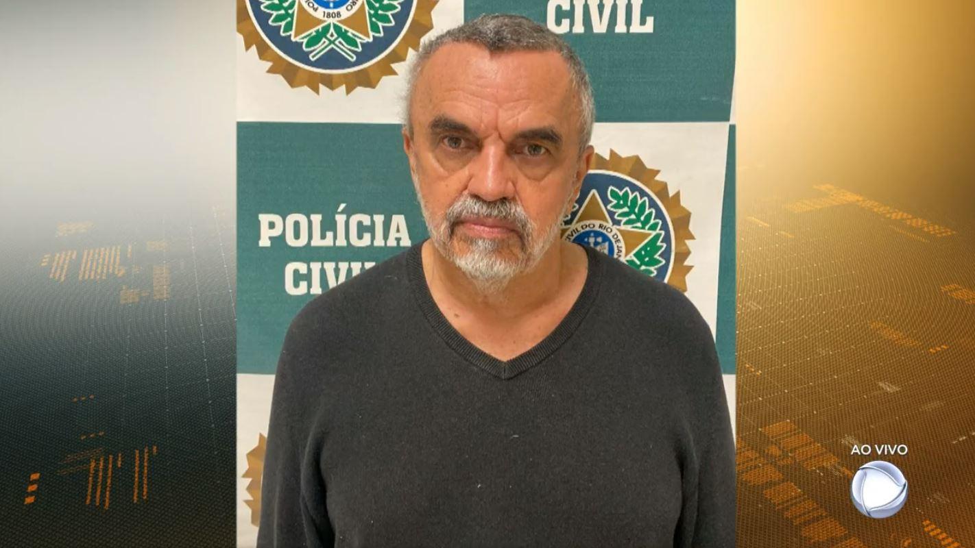 ator josé dumont diante de painel da polícia civil do rio de janeiro