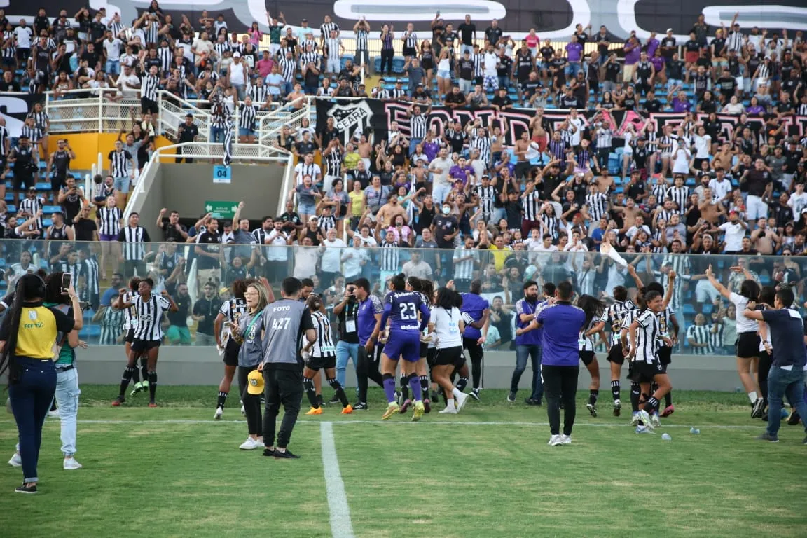 Jogadoras, comissão técnica e staff do Ceará comemoram a conquista do Brasileirão Série A2 com os torcedores presentes no Estádio Presidente Vargas