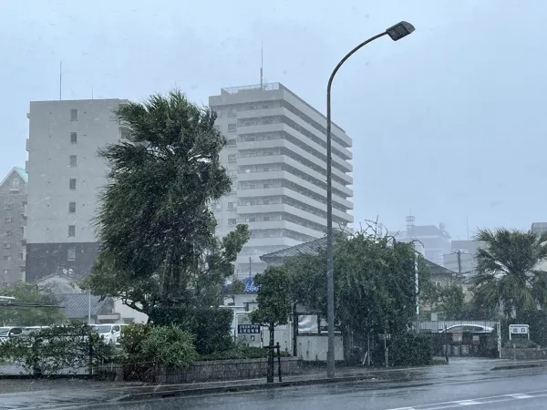 Depois de atingir Kyushu, o tufão deve afetar a principal ilha do Japão, Honshu, até a manhã de quarta-feira (21)