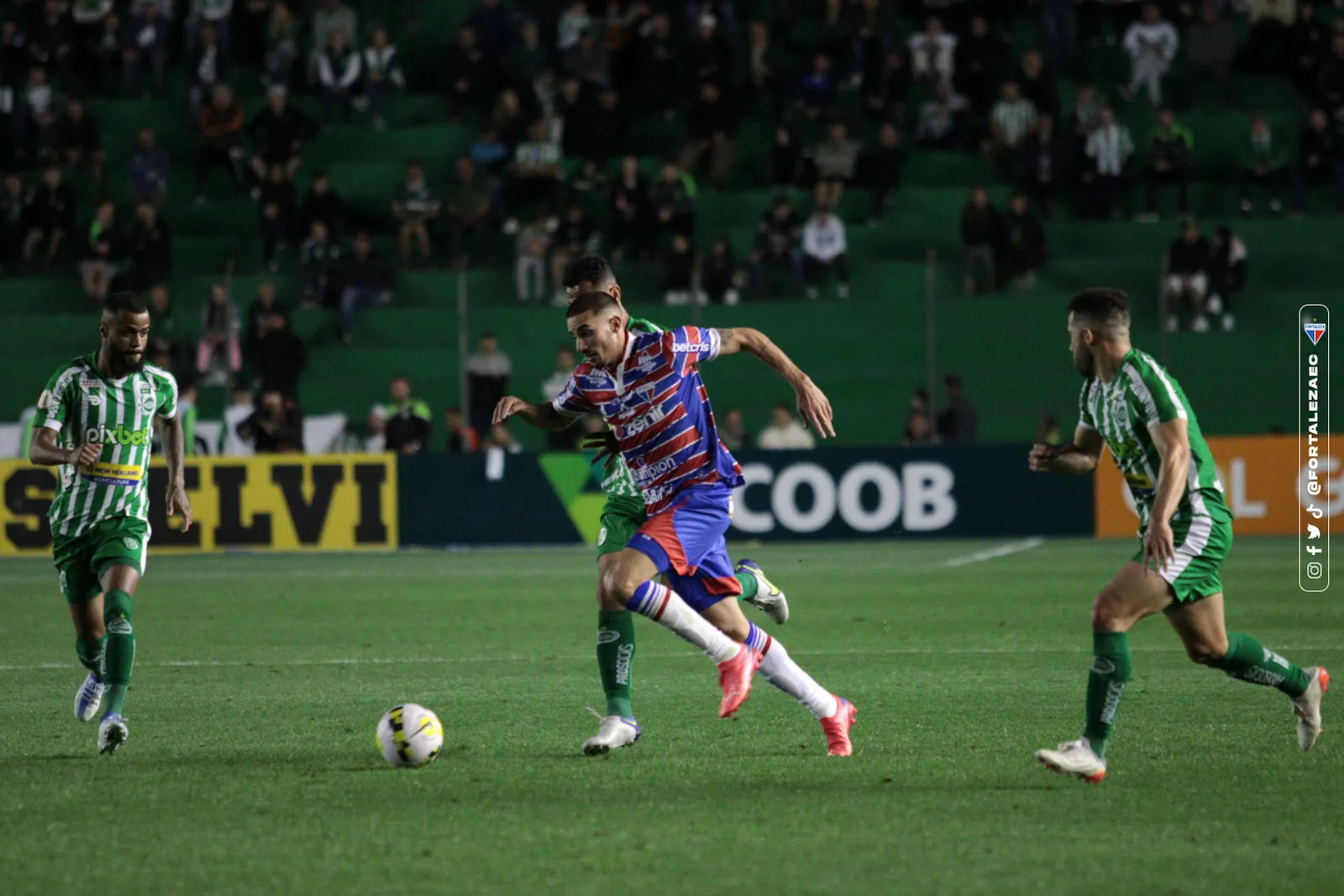 Thiago Galhardo participou muito do jogo, mas não conseguiu balançar as redes