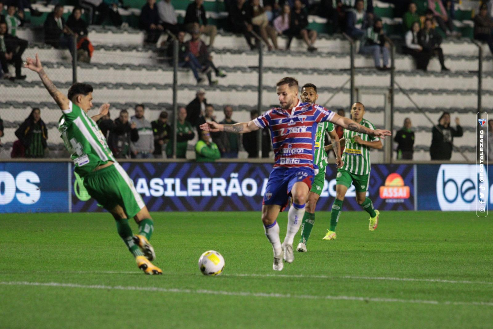 Juventude x Fortaleza disputam bola