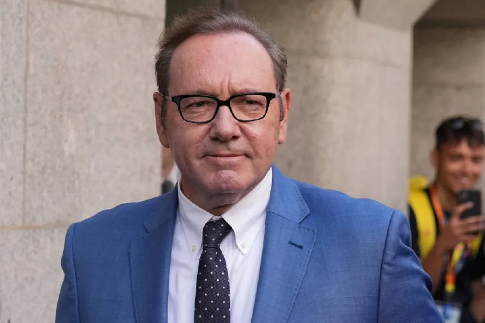 O ator americano Kevin Spacey é acusado de agressão sexual e  de fazer uma pessoa se envolver em atividade sexual com penetração sem consentimento