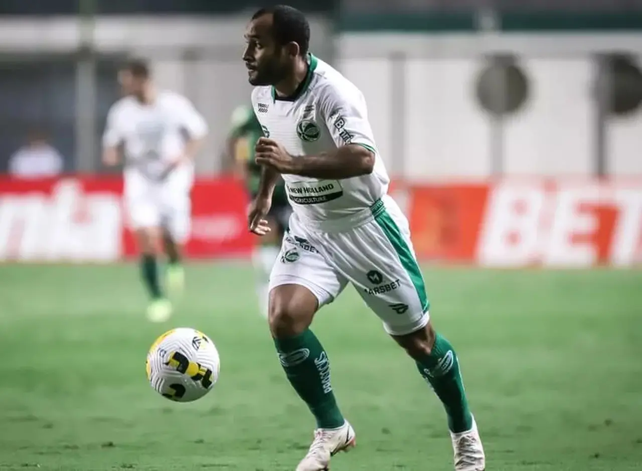 Edinho em ação pelo Juventude