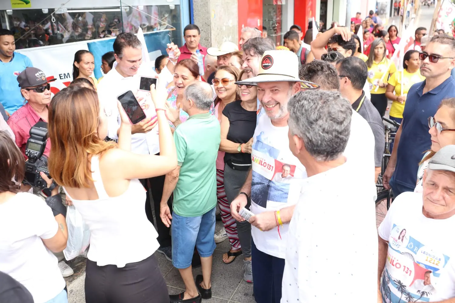Camilo com Ivo e Cid entre apoiadores em Sobral
