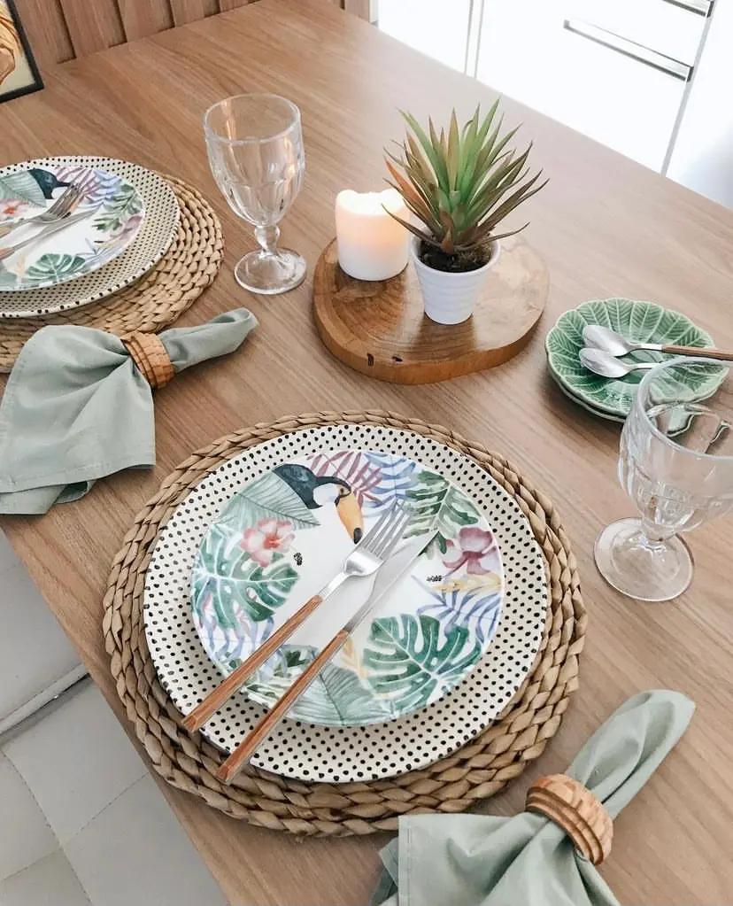 A posição dos talheres na etiqueta, por exemplo, diz que tudo o que for masculino fica ao lado esquerdo do prato, como o garfo e guardanapo, enquanto o que for feminino fica no lado direito, como a faca, a taça e a colher