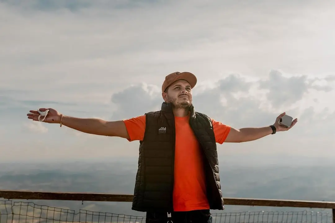 garotinho trader posa de braços abertos