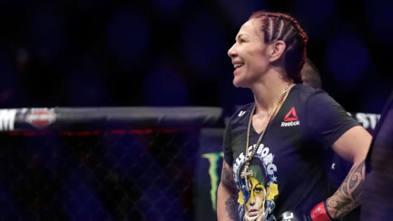 Cris Cyborg em luta no MMA