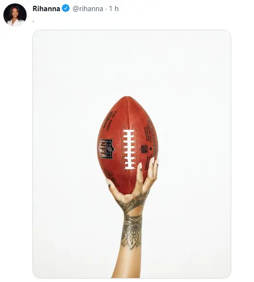Print do tuíte de rihanna segurando uma bolsa de futebol da NFL