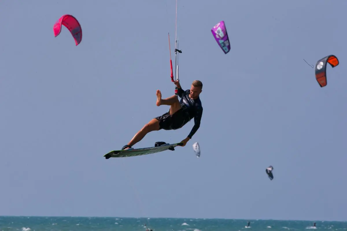 Kitesurfista no mar