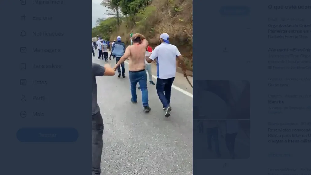 Integrantes da torcida do Palmeiras sendo agredidos por membros da organizada do Cruzeiro