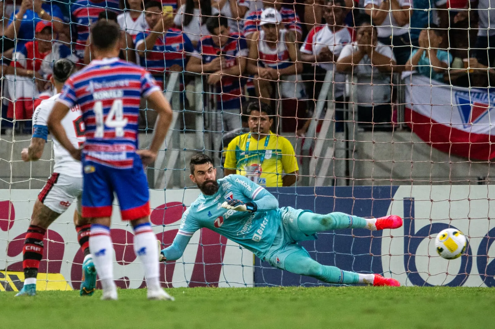 Fernando Miguel foi deslocado por Gabigol na cobrança de pênalti