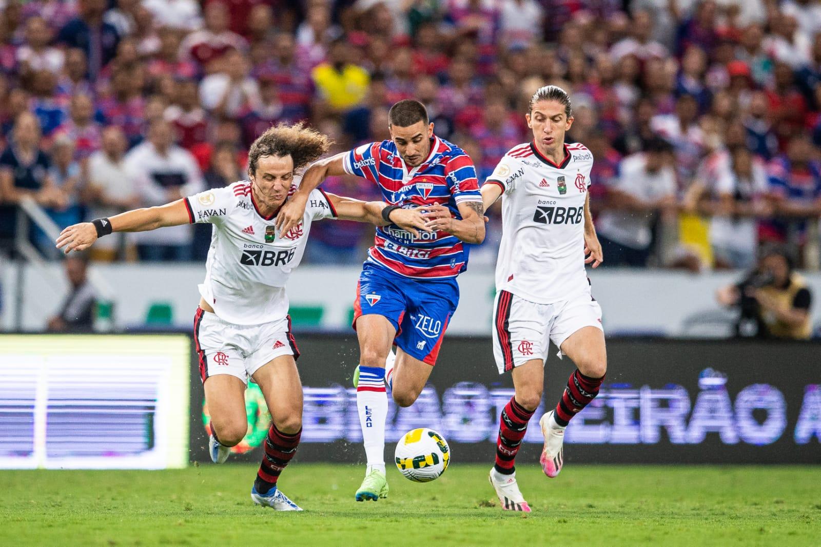 Thiago Galhardo divide bola com David Luiz, do Flamengo