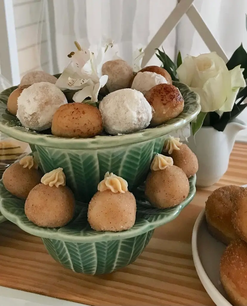 Usando xícara e prato, criei uma 