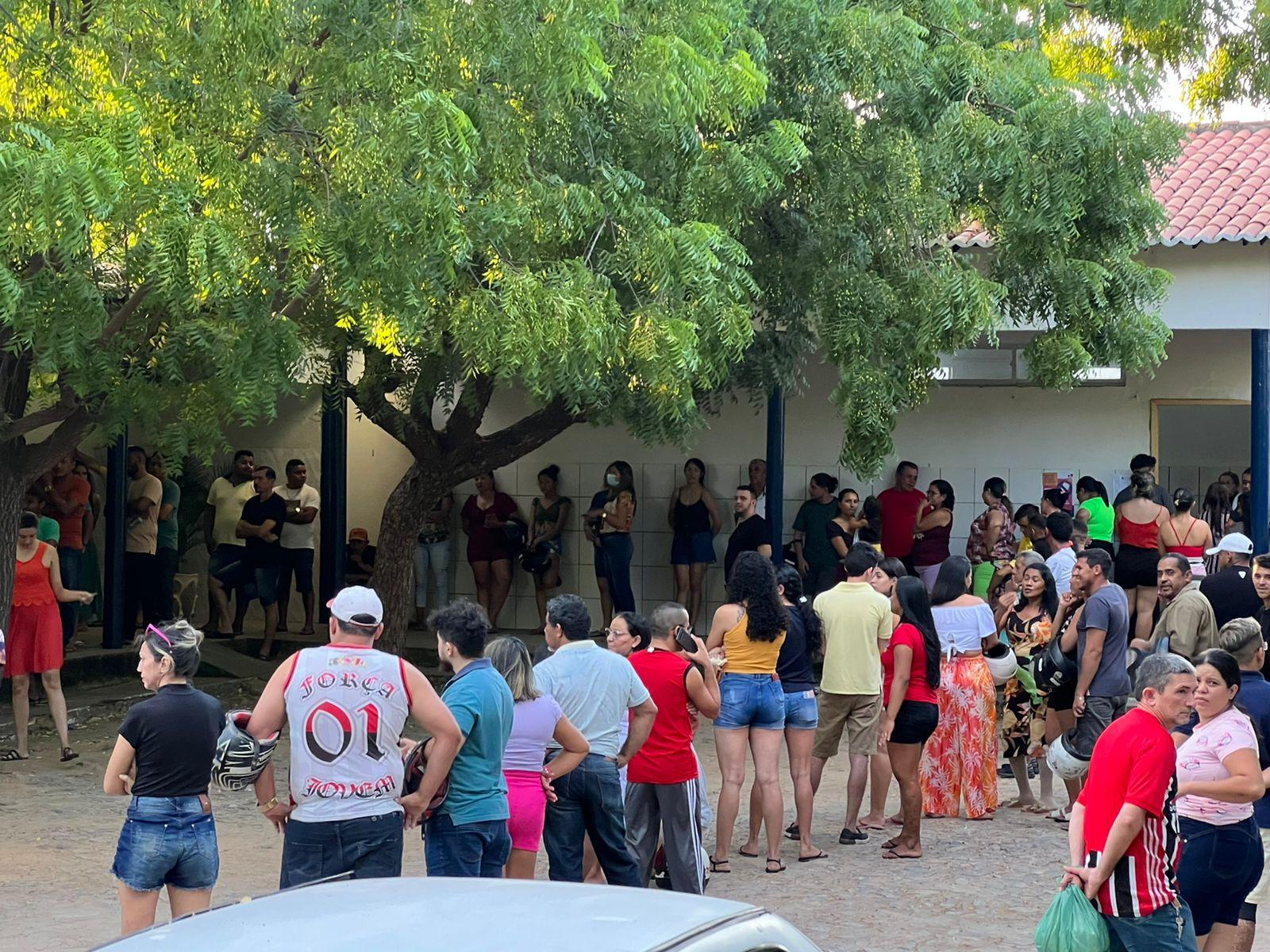 fila em sessão na escola Estadual Jarbas Passarinho,  maior local de votação de Sobral