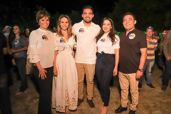 Patrícia Aguiar e Gabriella Aguiar com Matheus Noronha e os pais dele, Aderlânia e Genecias Noronha