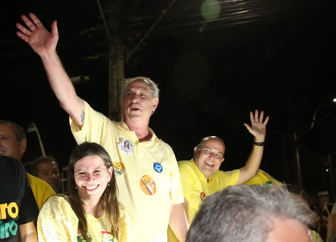 Lia com Ciro Gomes em carreata em Sobral na última sexta-feira (30)