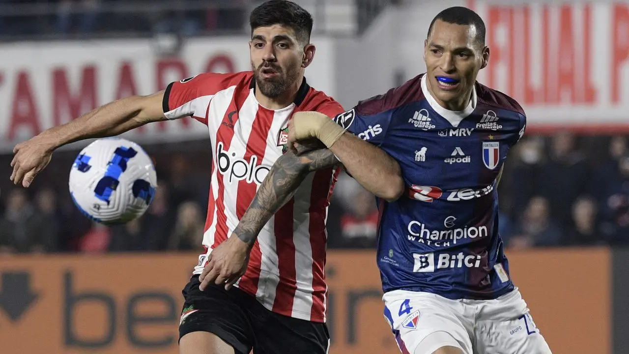 Atletas de Fortaleza e Estudiantes disputam bola